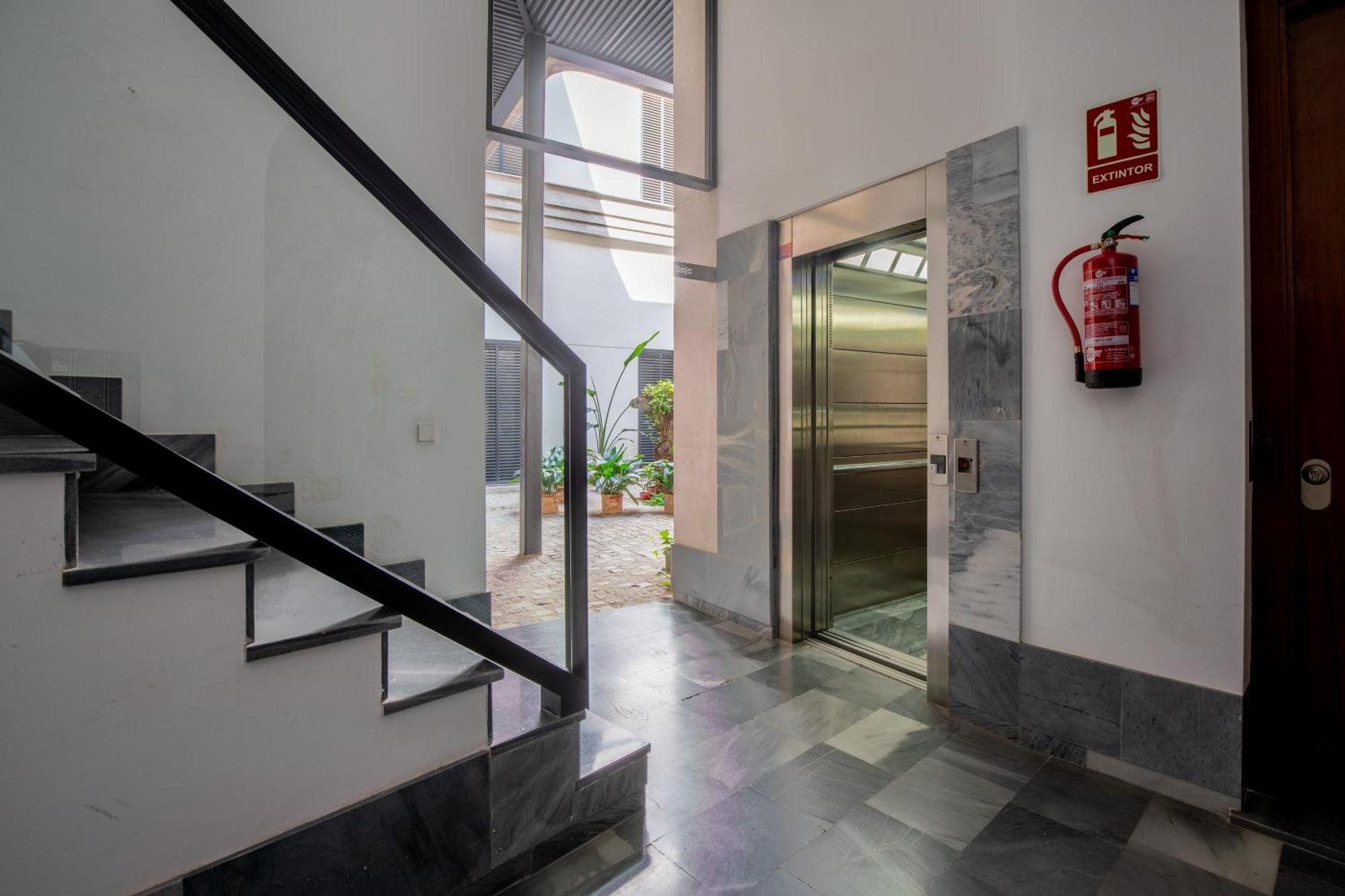 Ry Aparcamiento Incluido Junto A Catedral Ideal Parejas Seville Luaran gambar